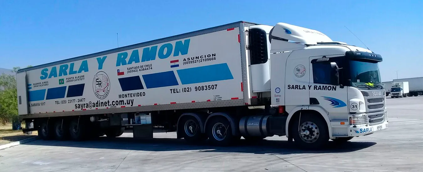 Tractor Scania de Sarla y Ramón con semirremolque refrigerado, estacionado bajo un cielo despejado