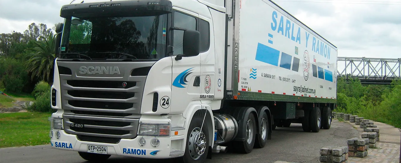 Tractor Scania G 420 de Sarla y Ramón con semirremolque, junto al puente sobre el río