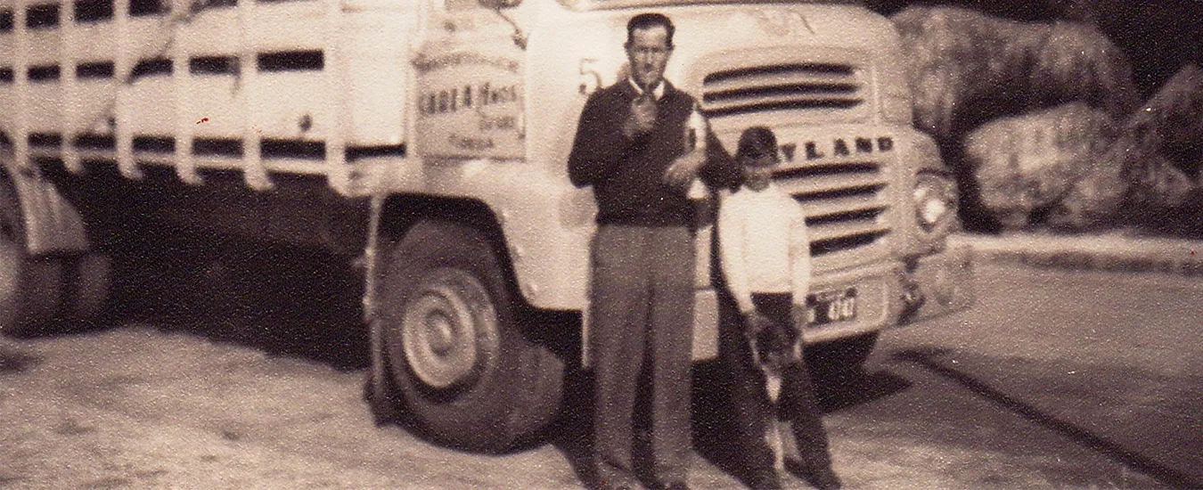 Fotografía histórica: dos integrantes de la familia junto a un camión Leyland de la empresa